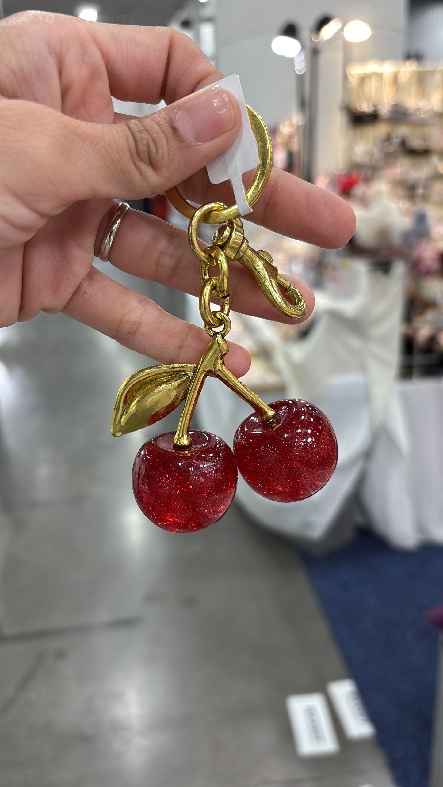 Llavero oro cerezas rojas preventa