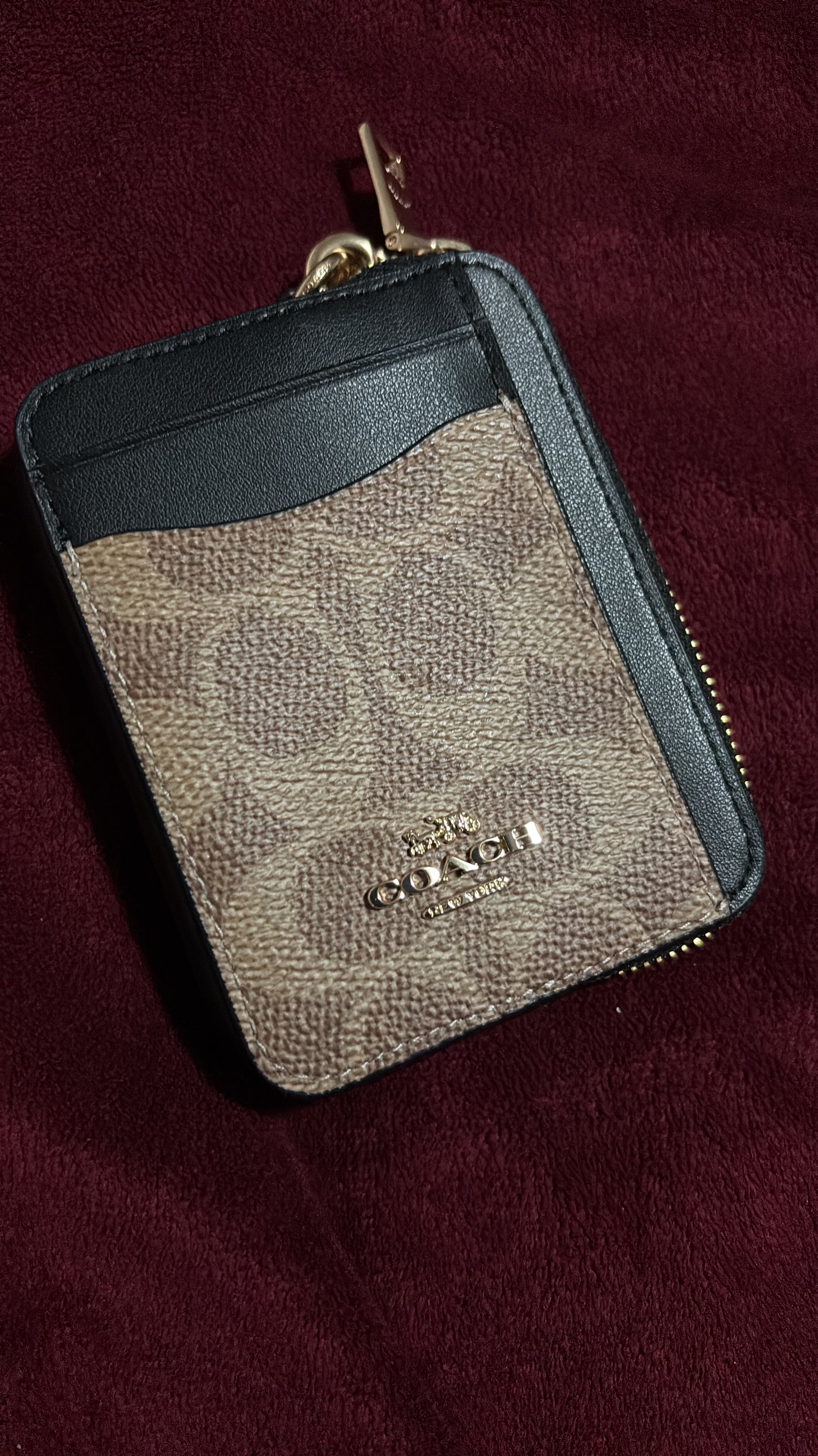 Coach Zip card case coach negra con café