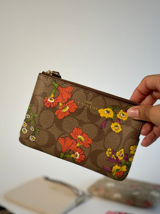 Muñequera coach yellow flowers